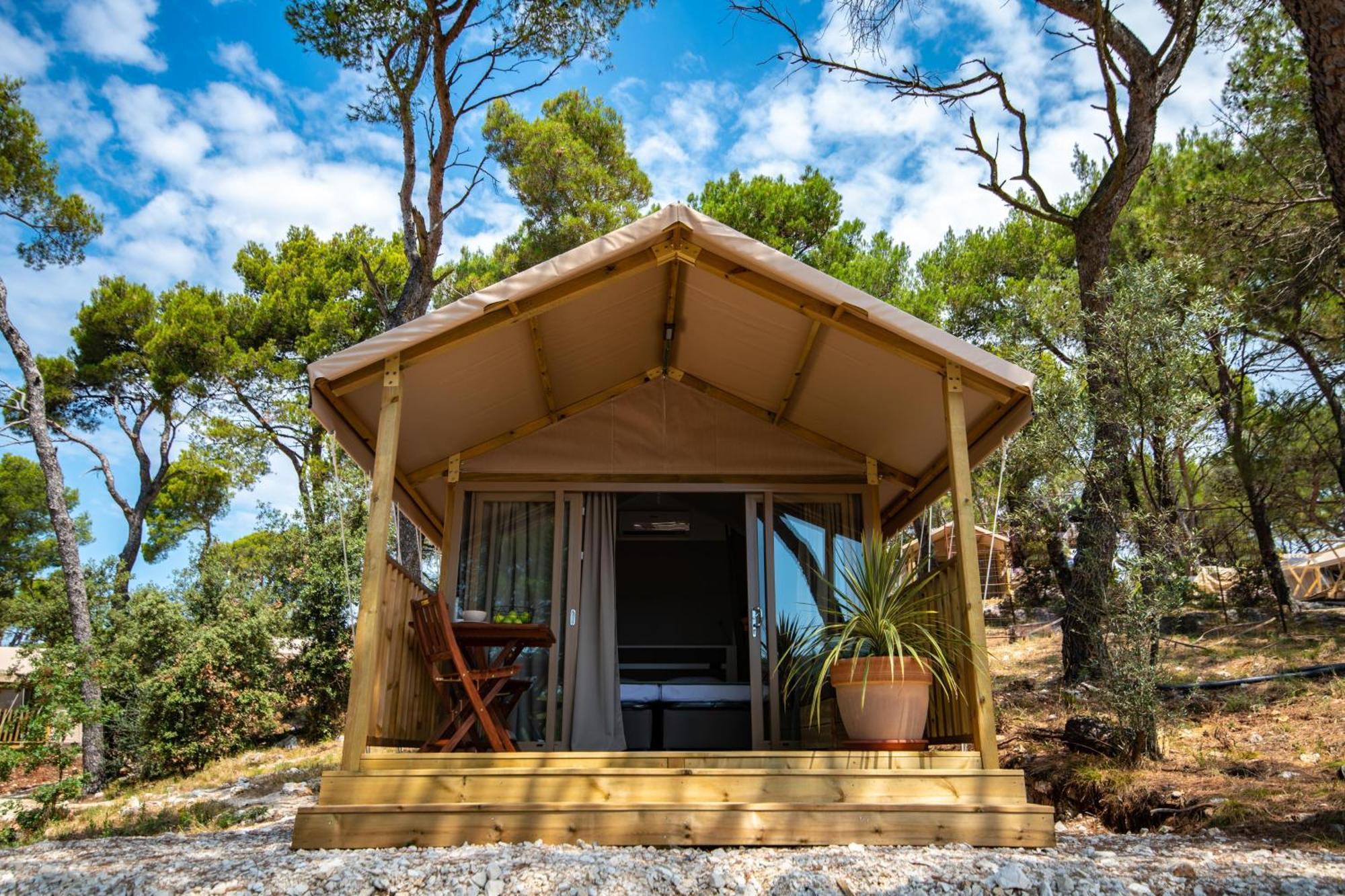 Arena One 99 Glamping Hotel Pula Exterior photo