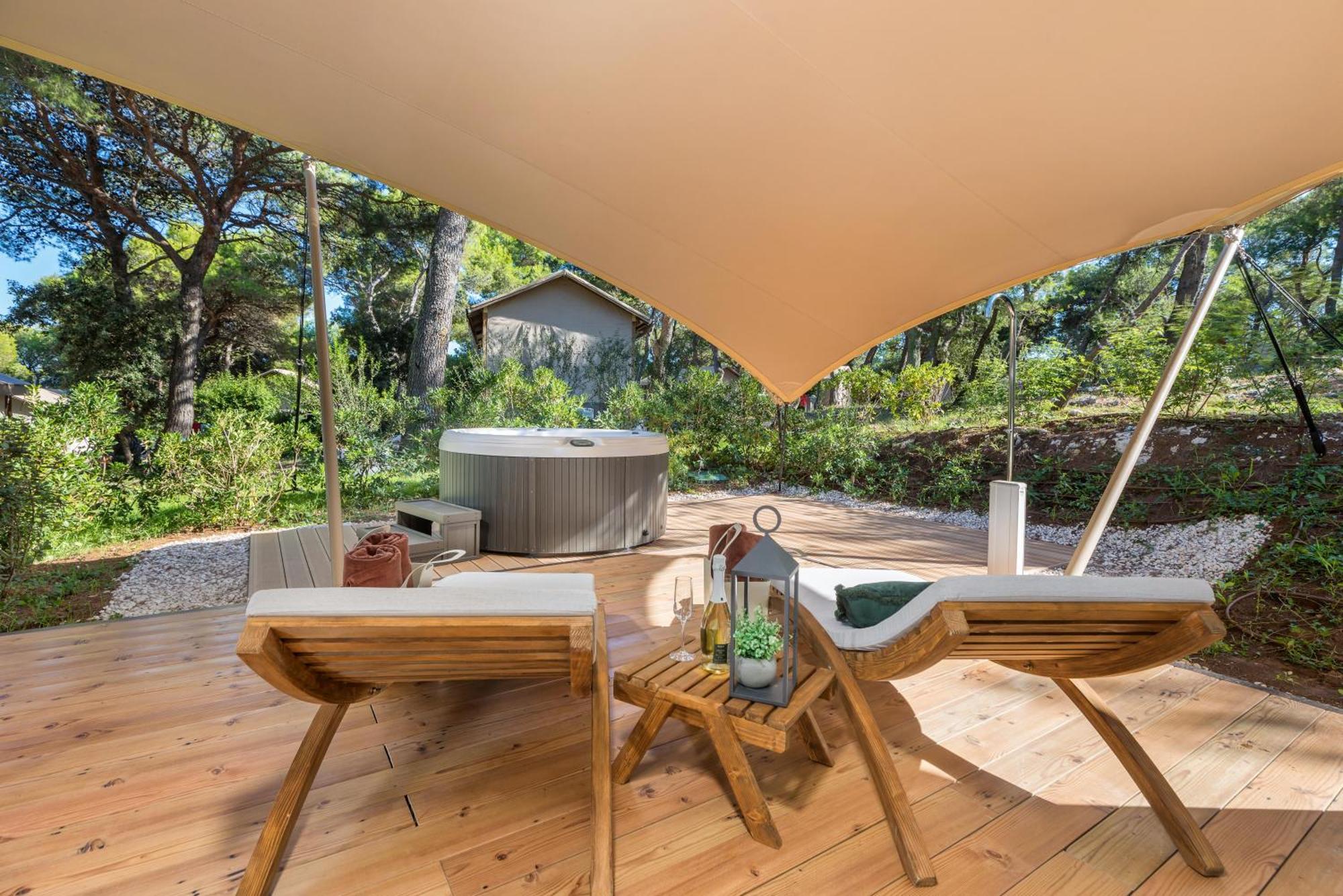 Arena One 99 Glamping Hotel Pomer Exterior photo