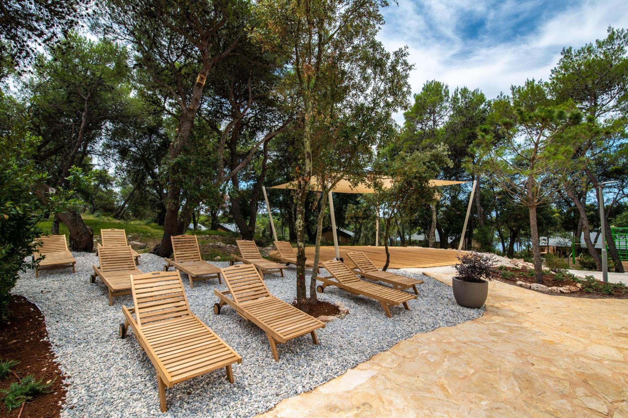 Arena One 99 Glamping Hotel Pula Exterior photo